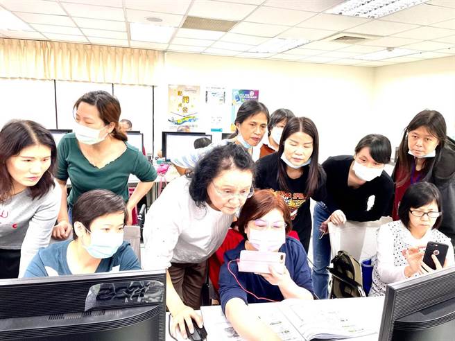 北市大安区培养新移民电脑第二专长，九年有成人数创新高。(大安区公所提供)