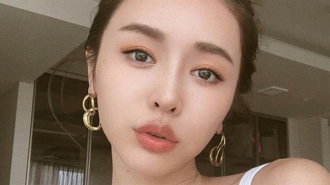 加治瞳近日登上多本杂志内页，大方展现极致好身材（图／IG@kaji_26）