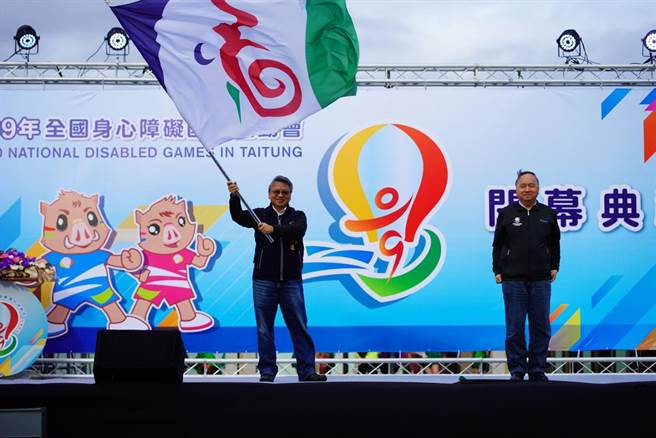 全国身心障碍国民运动会2022年将由台中接棒举办，副市长令狐荣达代表台中市接棒会旗。（卢金足摄）