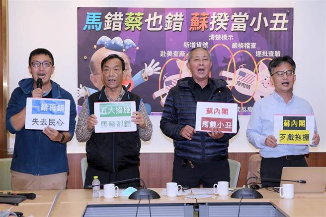 民团发言人李建诚（左起）、猪农代表许春和、蔡德福、精神科医师苏伟硕共同举标语表达诉求。（黄世麒摄）