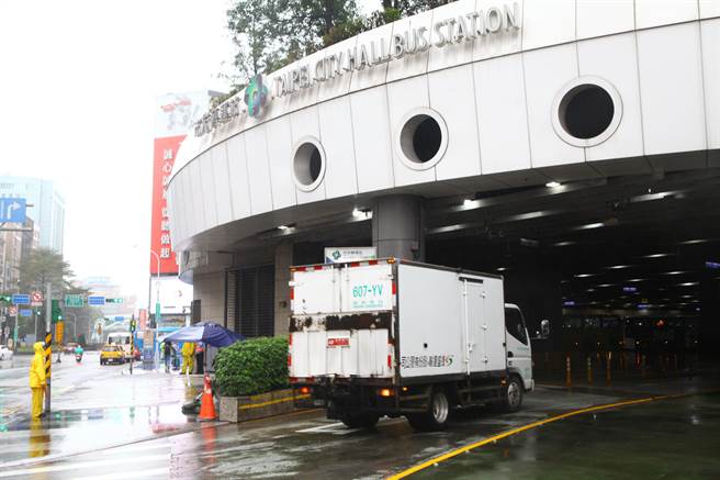 台北市环保局1日公告自明年元旦起，进入3座转运站、6处观光景点，柴油车应具有效优级自主管理标章，机车须完成定期检测。图为市府转运站。（张立勋摄）