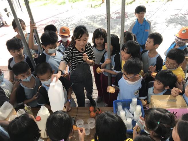 走读公老坪户外教育「柑橘路线」安排橘皮清洁剂制作，让学童手作体验。（翁子国小提供／王文吉台中传真）