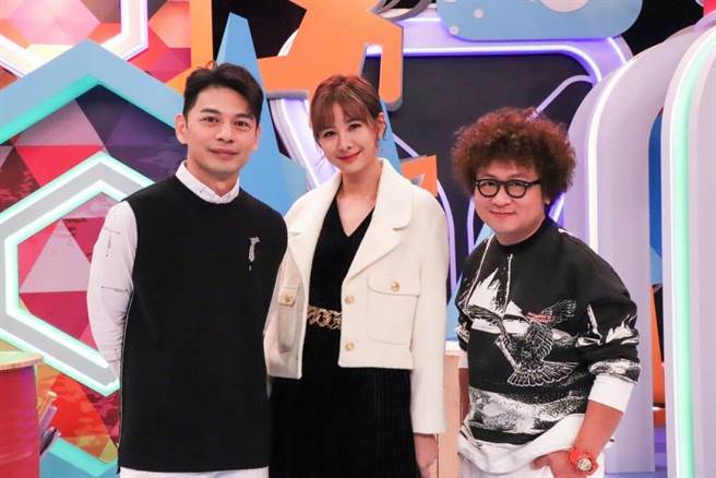 阿Ken（左起）、安心亞與納豆主持《同學來了》。（中天綜合台提供）