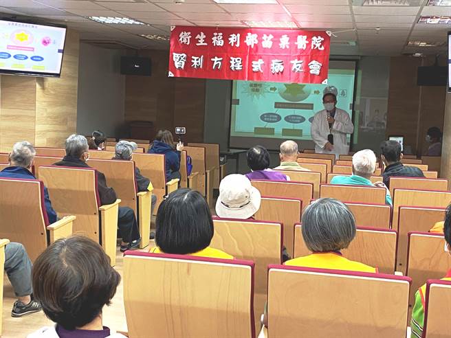 部立苗栗医院肾臟科主任吴文中为病友介绍尿毒素对身体的负担。（苗栗医院提供／何冠娴苗栗传真）