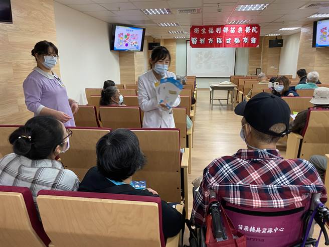 营养师林昱蓁利用食物图卡让病友认识慢性肾臟病饮食选择。（苗栗医院提供／何冠娴苗栗传真）