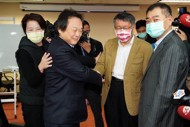 北市议员王世坚（左二）与台北市长柯文哲（右二）握手。（北市府提供／张颖齐台北传真）