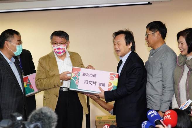 台北市长柯文哲（左二）送一箱橘子给北市议员王世坚（右三）。（北市府提供／张颖齐台北传真）