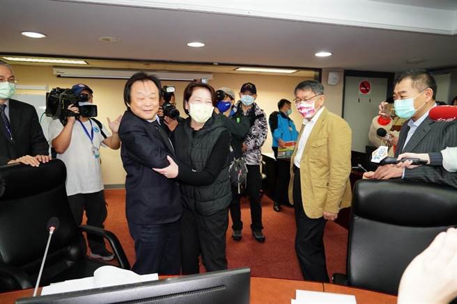 北市议员王世坚（左三）与北市副市长黄珊珊（左四）开心拥抱。（北市府提供／张颖齐台北传真）