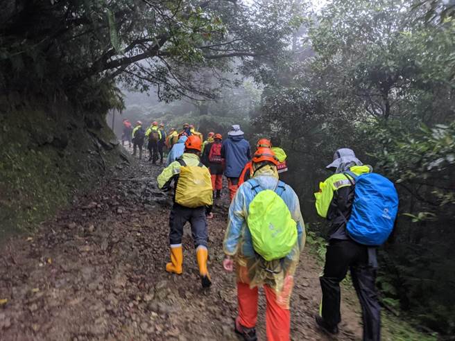 新北市消防局获报于今（1日）下午2时许派遣1中队3分队前往搜救。（消防局提供）