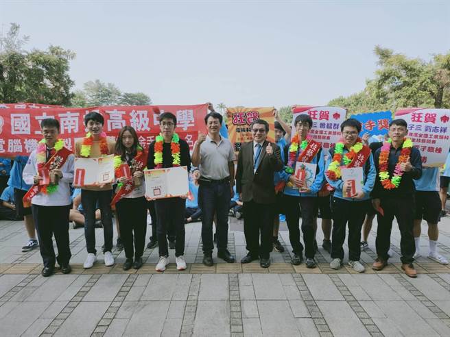 国立南投高中学生，参加全国工业技艺竞赛成绩优异。（南投高中提供／廖志晃南投传真）