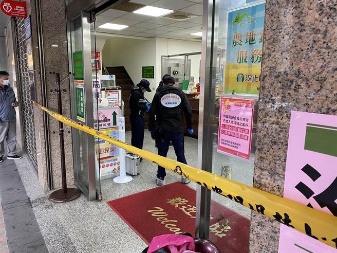 汐止分局今实施防抢演练。（王扬杰翻摄）