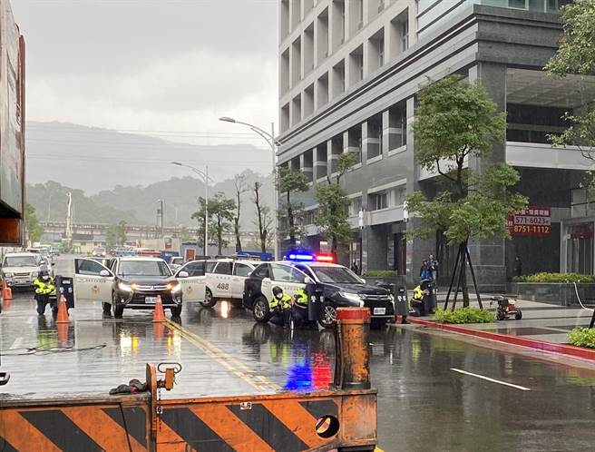 汐止分局今实施防抢演练。（王扬杰翻摄）