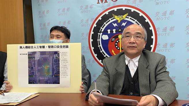 运研所主秘苏振维（右）与运安组长叶祖宏（左）。（潘千诗摄）