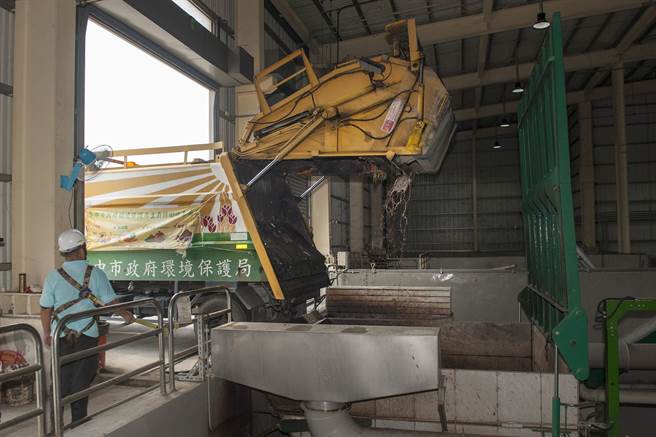 外埔绿能园区厨余开放式进料，造成恶臭四溢引民挞伐！（市议员吴敏济服务处提供／陈世宗台中传真）