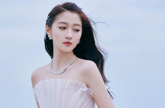 23歲大陸女星關曉彤因清純討喜的形象受封「國民閨女」。（圖／摘自微博@关晓彤工作室）