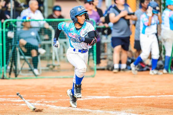 龟山国小林宇谦在徐生明杯冠军战单场双响炮。（徐生明棒球发展协会提供）