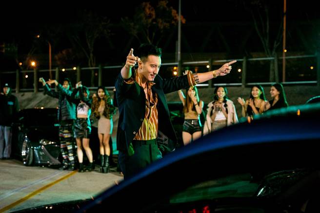 玖壹壹新歌〈爱你不踩剎车〉MV，邀王阳明呈现赛车极速快感。（混血儿娱乐提供）