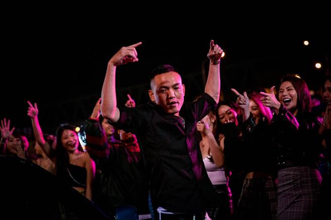 玖壹壹春风拍摄新歌〈爱你不踩剎车〉MV。（混血儿娱乐提供）