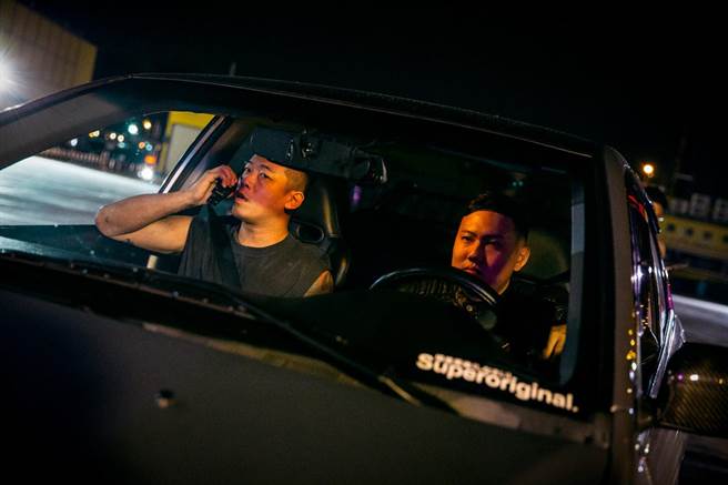 玖壹壹健志和洋葱拍摄新歌〈爱你不踩剎车〉MV。（混血儿娱乐提供）