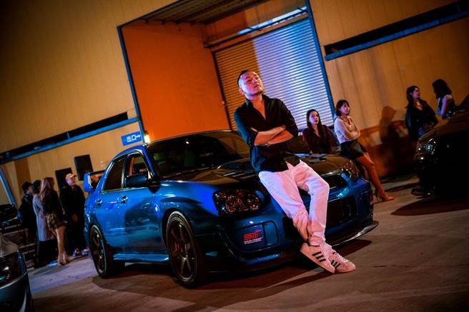 玖壹壹春风拍摄新歌〈爱你不踩剎车〉MV。（混血儿娱乐提供）