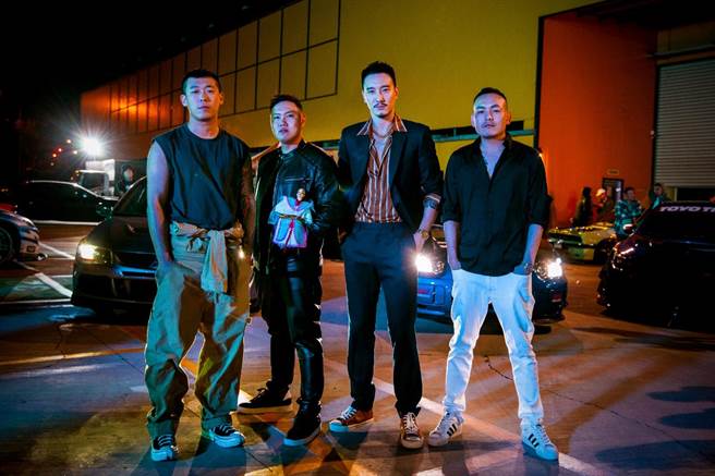 玖壹壹新歌〈爱你不踩剎车〉MV，邀王阳明（右二）呈现赛车极速快感。（混血儿娱乐提供）