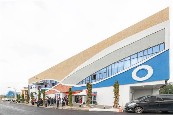 永安漁港南區漁民活動中心外觀設計融合客家紅磚及藍白風格，看來清新又不失傳統人文風情。（黃婉婷攝）