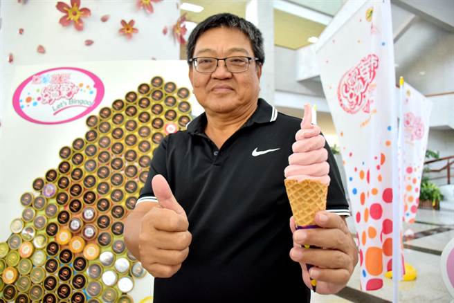 永成利企业股分有限公司董事长侯泰丰透露他会研发开卖冰淇淋，主要是想帮忙解满农产过剩问题。（吕妍庭摄）