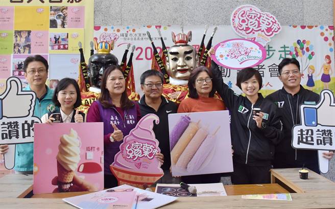 ▲1日侯泰丰（左四）与嘉义县议会多位议员行销19日的健走活动，期望返乡投资能带动在地观光。（吕妍庭摄）