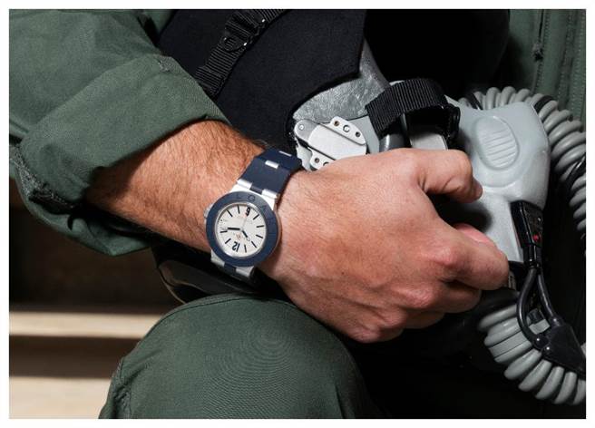 宝格丽与义大利空军携手推出Aluminium Tricolore限量慈善腕表，义卖所得捐赠3家儿童医院。（BVLGARI提供）