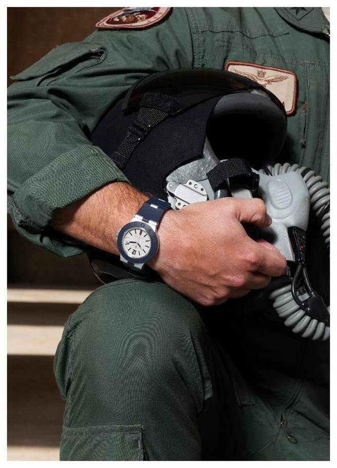 宝格丽与义大利空军携手推出Aluminium Tricolore限量慈善腕表，义卖所得捐赠3家儿童医院。（BVLGARI提供）