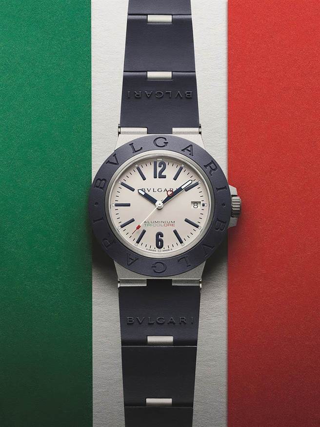 宝格丽推出Aluminium Tricolore限量慈善腕表，上有义大利国旗的三色元素。9万4500元。（BVLGARI提供）