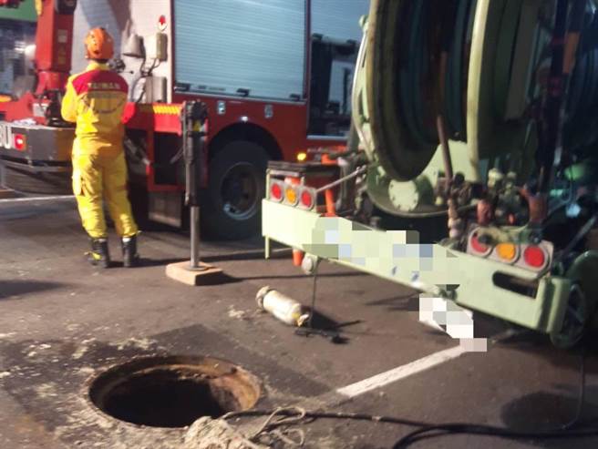 高雄市惊传下水道沼气夺命 2工人送医不治。（高市消防局提供／袁庭尧高雄传真）