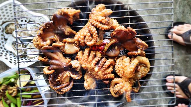 泰國燒烤攤販上竟有賣巨毒藍環章魚，毒性是眼鏡蛇的20倍，光是一隻就能殺死26人。(示意圖/達志影像)
