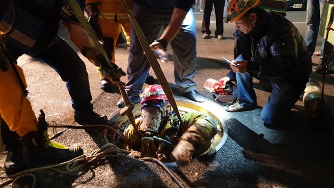 ：高雄市惊传下水道工安意外，2名工人被救出时均失去生命迹象，送医不治。（民眾提供／袁庭尧高雄传真）