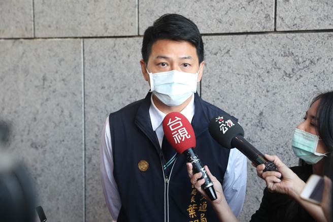 交通局长叶昭甫说明，市府藉由民政系统与校园巡迴作业进行分流，让首日绑卡作业相当顺遂，无大排长龙情形，累计申请人数破万，民眾申请踊跃。（陈世宗摄）