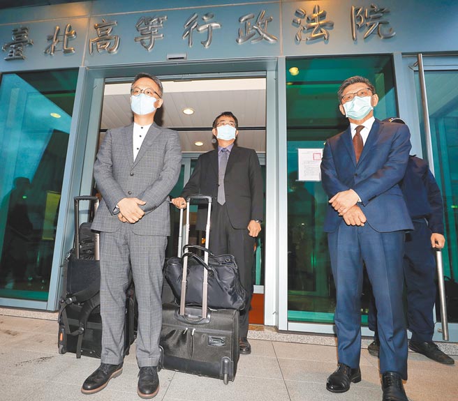NCC否决中天新闻台换照，中天递状声请假处分，台北高等行政法院昨开庭，中天委任律师方伯勋（左起）、朱敏贤与陈文元在法庭中，就NCC举办听证会的程序违失，进行法律攻防。（季志翔摄）