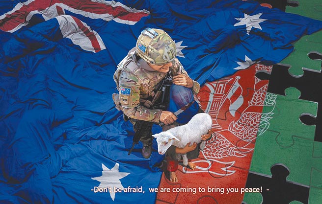 大陆外交部发言人赵立坚推特上的插画显示，澳洲士兵将刀架在阿富汗儿童喉咙上。（摘自赵立坚推特）