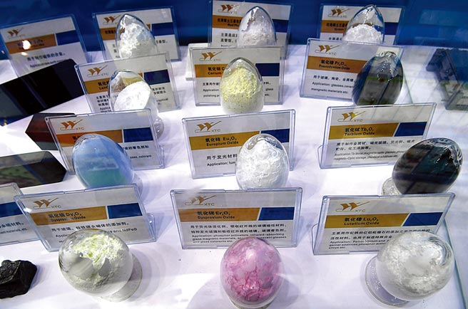 大陆「出口管制法」正式上路，有分析称是引发近期稀土价格上涨的一大原因。图为在大陆福州展示的由稀土企业加工生产的产品。（中新社）