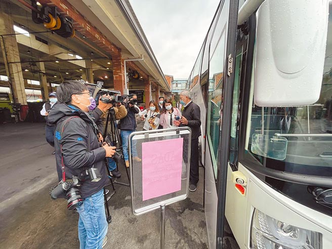 交通部为防毒驾，明年起驾驶每人每年至少随机抽检1次尿液採检，北市客运业者超前部署，全面对驾驶完成採检。（张薷摄）