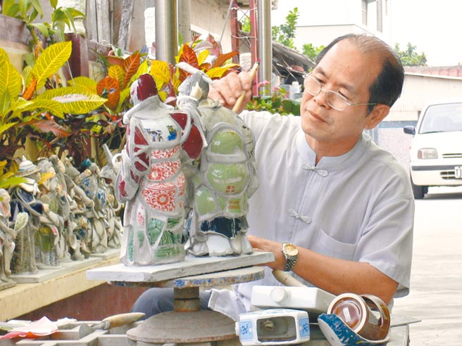 剪黏大师陈三火师承洪坤福派下，因擅长修復庙宇，被誉为「屋顶上的艺术家」。陈三火的创作理念为「随缘」，喜欢以玻璃、瓷片、杯碗及淋搪，自由创作剪黏。（台南市文资处提供／李宜杰台南传真）