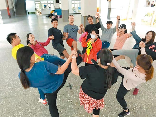 双语教学实务研习营以身体运动，示范如何把体健学科与英语结合。（新竹县政府提供／罗浚滨新竹传真）
