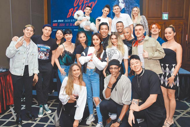 Jolin（前排中）前晚和演唱会团队开心庆功。（凌时差提供）