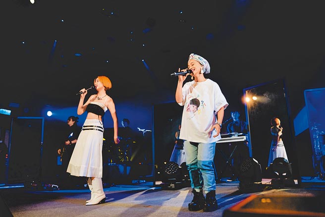 9m88（左）前晚邀阿爆同台合唱。（爵士宝贝提供）