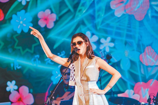 林逸欣戴墨镜献唱〈你是我的花朵〉笑果十足。（旋转娱乐提供）