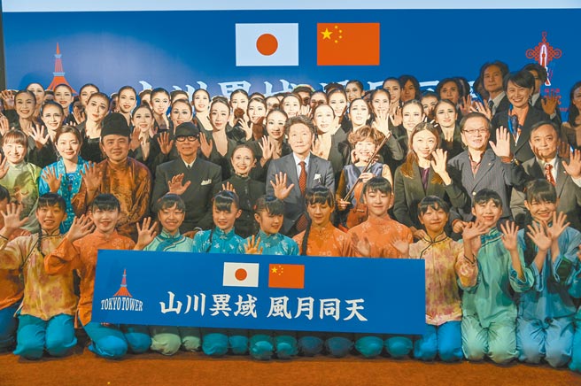 2月18日，日本东京铁塔携手松山芭蕾舞团、除夕夜点亮中国红执行委员会，为中日携手抗疫加油打气。（中新社）