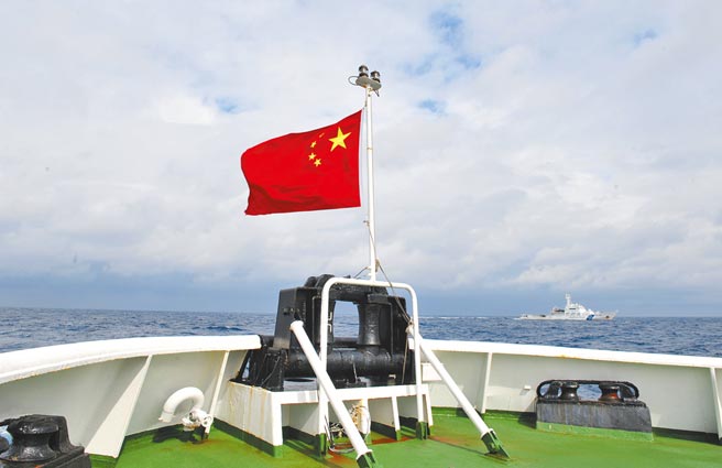 中国海监137船在钓鱼台毗连区海域巡航。（新华社资料照片）