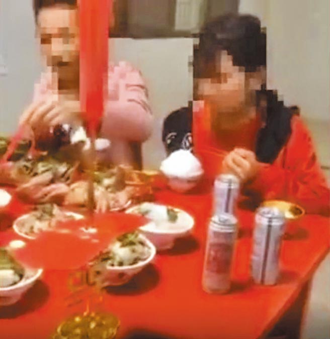 大陆农村早婚问题频传，17岁男生迎娶14岁少女，影片中的幼稚身躯和新婚场景显得格格不入。（截图自新京报）