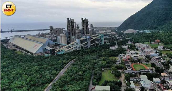 長久以來，台泥、亞泥的工廠、採礦區就緊鄰當地居民的生活範圍，爆震、落石、塵害、噪音與水患使人不堪其擾。（圖／周志龍攝）