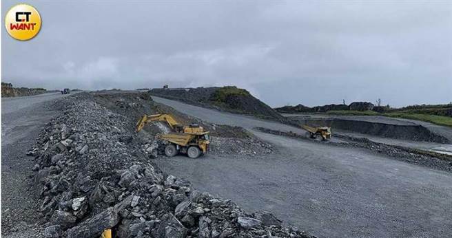 位於花蓮縣和平溪南岸的台泥礦場，是全台灣最大的礦場。（圖／林宥辰攝）