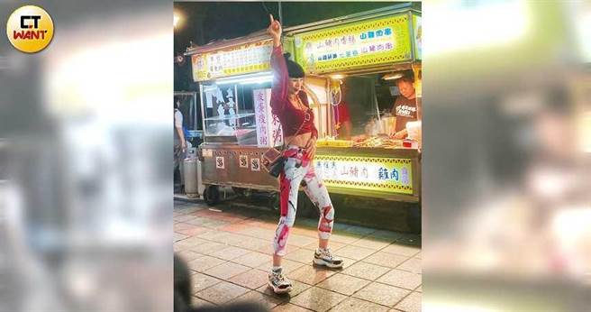 难得来台趴趴走，白灵到寧夏夜市享受台湾美食，好心情展露无遗。（图／本刊摄影组）